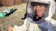 Imagen de Tiene 18 años, empezó con cuatro colmenas en la Patagonia y sueña con crear una escuela de apicultores