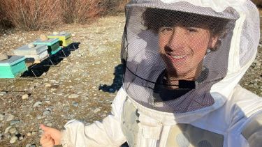 Tiene 18 años, empezó con cuatro colmenas en la Patagonia y sueña con crear una escuela de apicultores