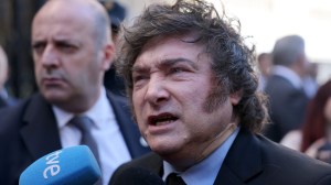 El Gobierno explicó por qué Javier Milei usó una venda en el cuello durante su visita a España