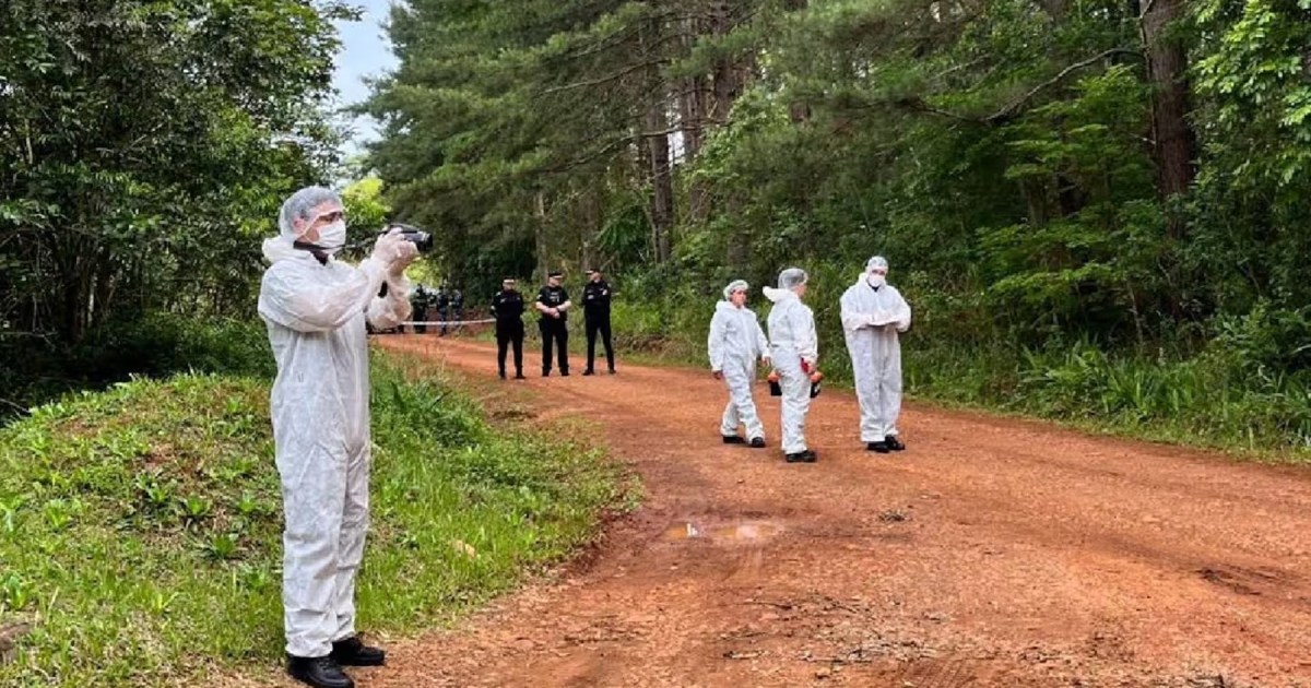 Hallan a pareja muerta en un auto en Misiones; su hijo de 2 años, ileso