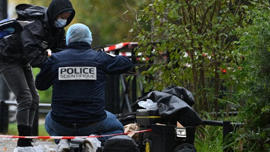 La policía en el lugar del tiroteo en Trappes, en las afueras de París, el 23 de octubre del 2026. Foto: AP