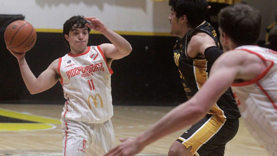 Enzo Nieva vs. Axel Soria, perímetro vs. juego interior. El Rojo recibe al Decano en La Caldera. (Archivo Oscar Livera)