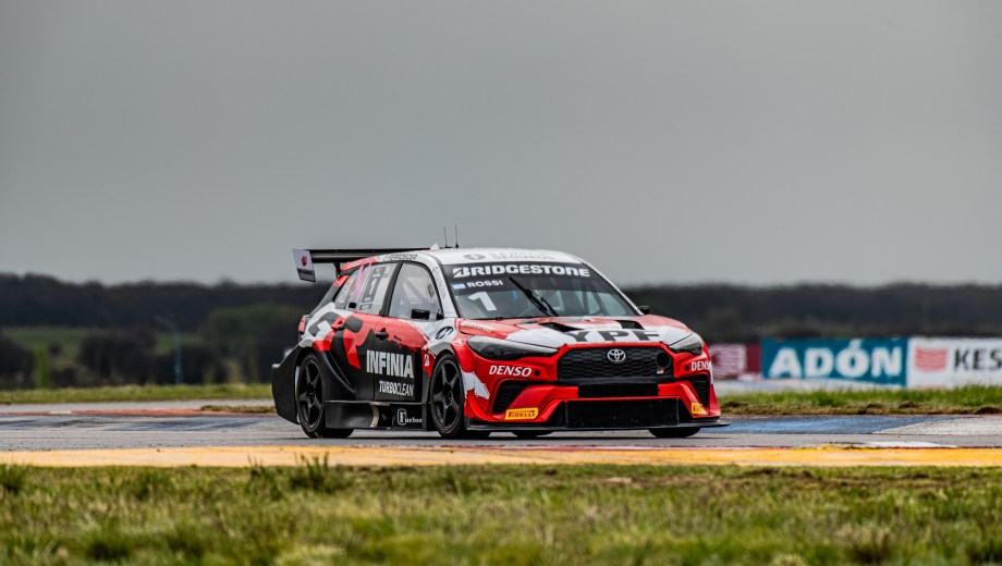 Matías Rossi, lidera el TC2000 con el Toyota Corolla y ganó el año pasado en Roca.  
