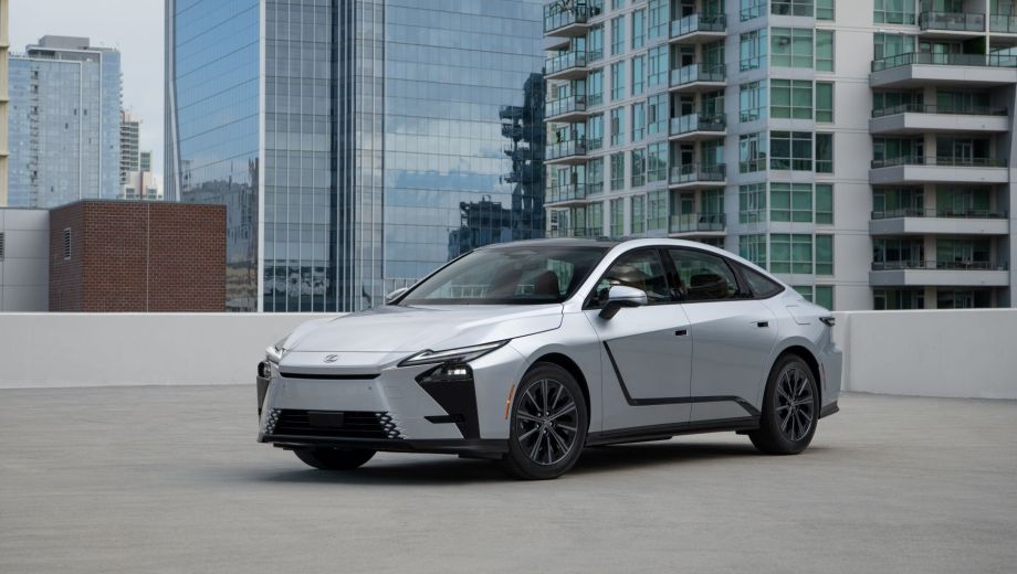 El nuevo Lexus ES llega a Argentina con una versión híbrida de 247 CV y otra totalmente eléctrica de 342 CV, con hasta 450 kilómetros de autonomía.