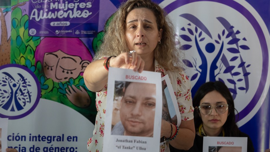 La subsecretaria de Mujeres de la Municipalidad de Neuquén, Alejandra Oherens, expuso un caso de violencia de género en Neuquén. (Foto: Emiliano Ortíz).