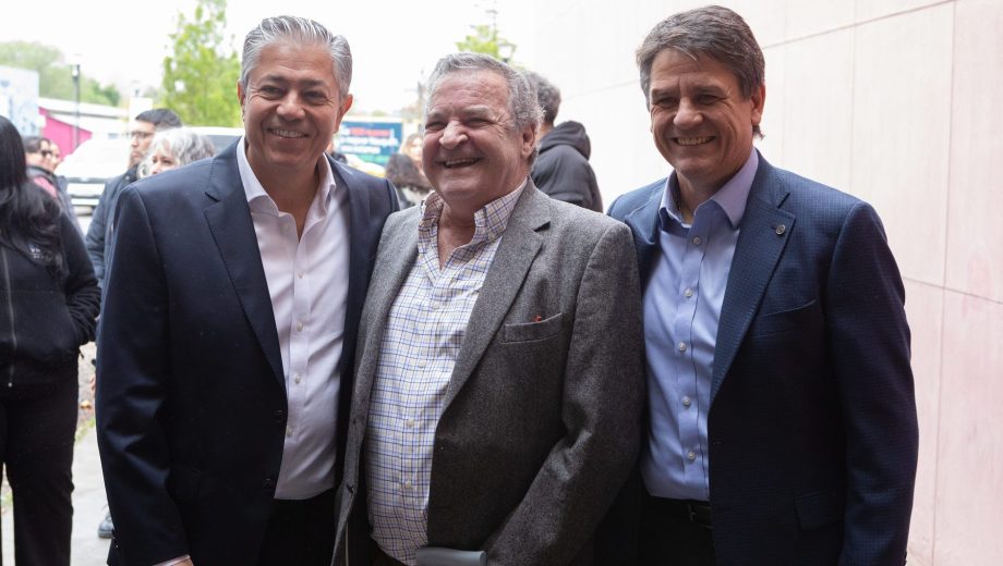 El gobernador Rolando Figueroa y el intendente Mariano Gaido, junto con Marcelo Inaudi, en la presentación de Integra Neuquén. (Foto: Emiliano Ortíz)