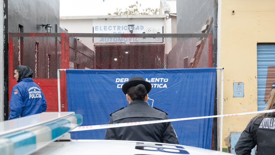 Muerte en un taller mecánico de Neuquén: la víctima estaba atada con precintos. Foto: Emiliano Ortiz