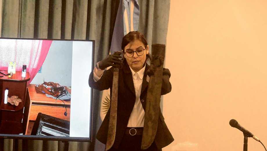 Julia Villalba con una de las armas blancas secuestradas en la casa de Sánchez. Foto: Oscar Livera
