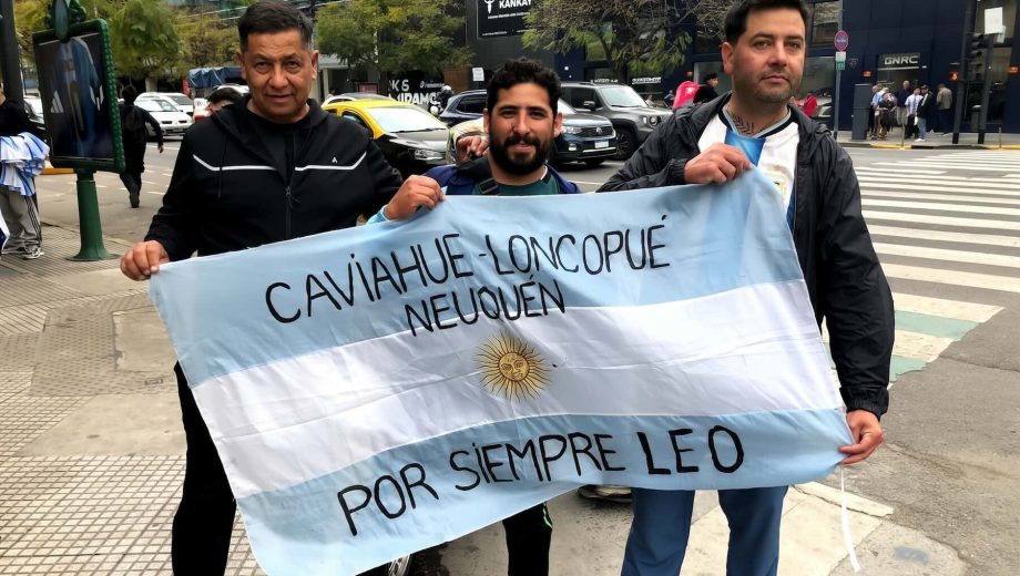 Jorge, Mauro y Néstor, listos para la despedida de Messi tras viajar más de 1300 kilómetros desde Neuquén. (Foto: Santiago Sourigues)