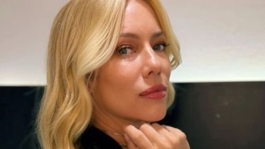Nicole Neumann apostó por el total denim en capas: chaleco oversize, minifalda y botas de jean