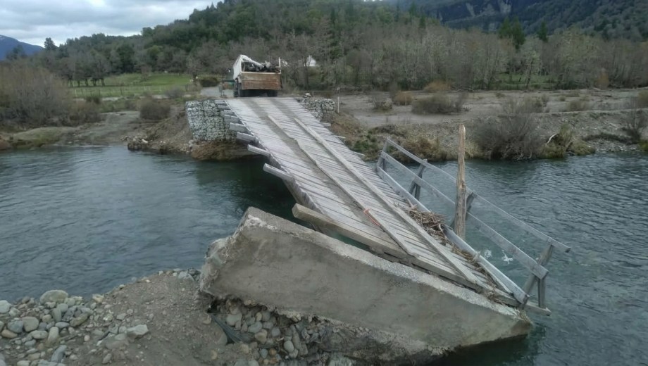 Puente dañado en la ruta provincial 81, camino a Pampa Linda. Foto: Gentileza.