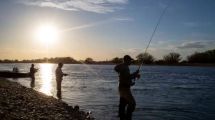 Imagen de Menos playa, más pesca: el Nahuel Huapi atrae a los pescadores tras la crecida