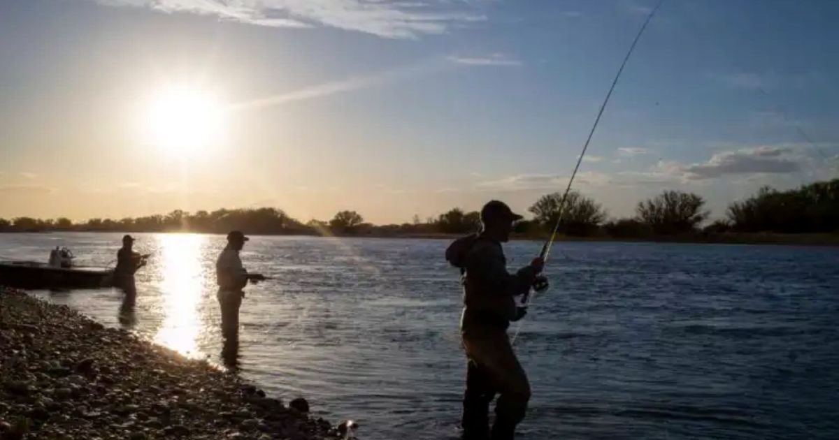 Crecida del Nahuel Huapi atrae a pescadores en octubre