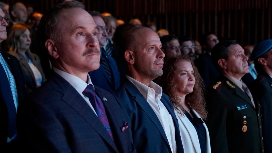 La embajadora de Israel, Ahuva Spieler Reshef, junto al ministro de Defensa, Carlos Presti, y el embajador de Estados Unidos, Peter Lamelas, en el acto por los tres años del ataque de Hamás en el Palacio Libertad. (Foto: Clarín Fotografía)