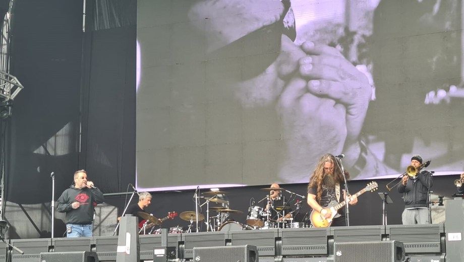 Piti Fernández hizo la prueba de sonido, alrededor de las 17. (Foto: Andrea Vazquez)