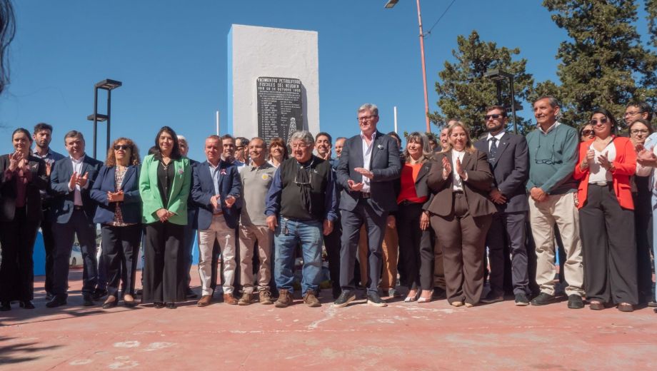 El acto se hizo en el monumento al Pozo Uno, en el barrio del mismo nombre en Plaza Huincul (Foto: Andrea Vazquez)