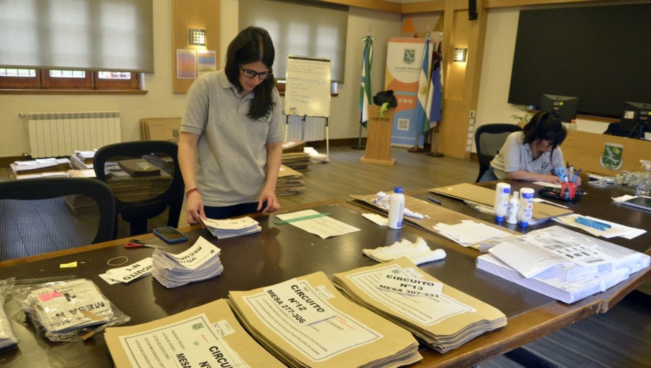 La Junta Electoral Municipal prepara todo el dispositivo para el domingo 1 de noviembre, que serán las elecciones a convencionales de Bariloche. Foto: Chino Leiva