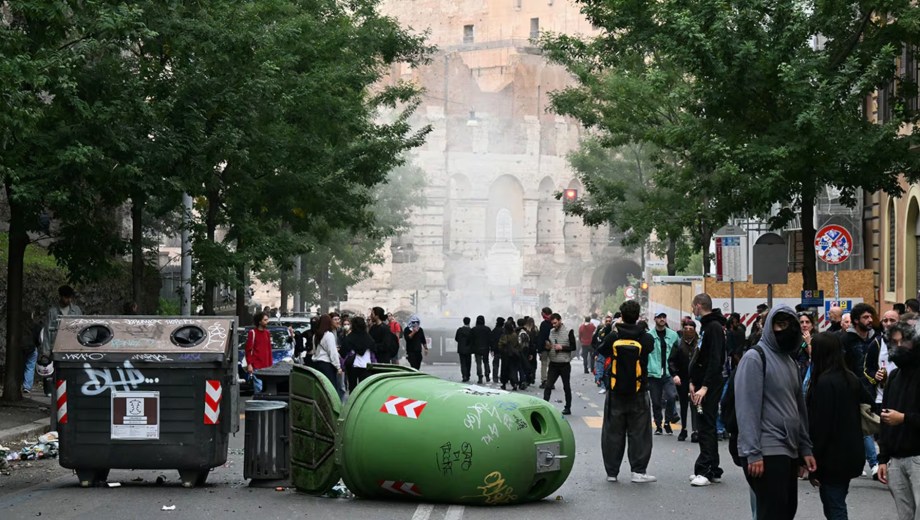 Cientos de miles de manifestantes marcharon en Roma y otras ciudades contra las políticas de Meloni. Foto: AFP