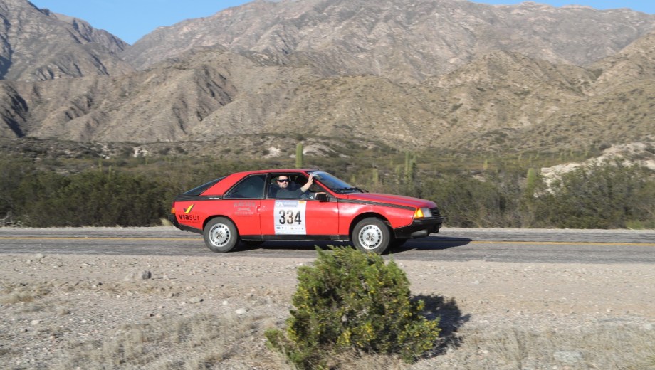 Con una extensa trayectoria en pruebas de regularidad, Juan recorrió unos 7.000 kilómetros junto a su sobrino en un clásico de Renault, la coupé Fuego. Una historia de perseverancia, familia y pasión por los autos.