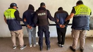 Río Negro entregó a Tucumán a dos prófugos detenidos en Allen: uno cayó cuando intentaba robar un auto