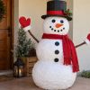 Imagen de Cómo hacer un muñeco de Navidad gigante con reciclaje: el paso a paso para decorar tu casa
