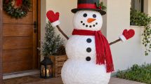 Imagen de Cómo hacer un muñeco de Navidad gigante con reciclaje: el paso a paso para decorar tu casa