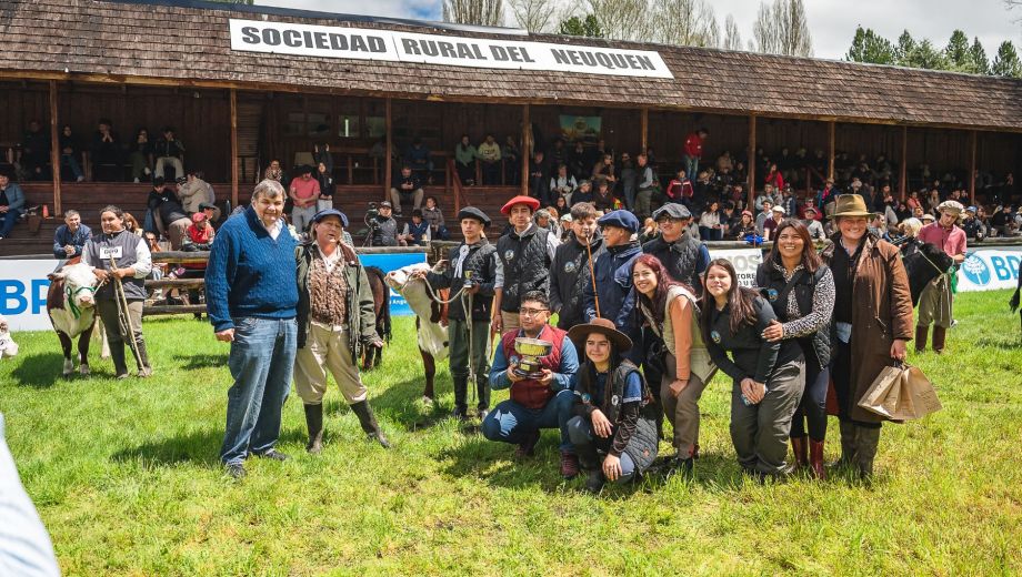El ministro Guillermo Koenig y la presidenta de la Sociedad Rural del Neuquén, Cecilia de Larminat, participaron de la Expo Bovinos, con eje en la producción ganadera y el acompañamiento a las nuevas generaciones. Foto: Juan Savio.