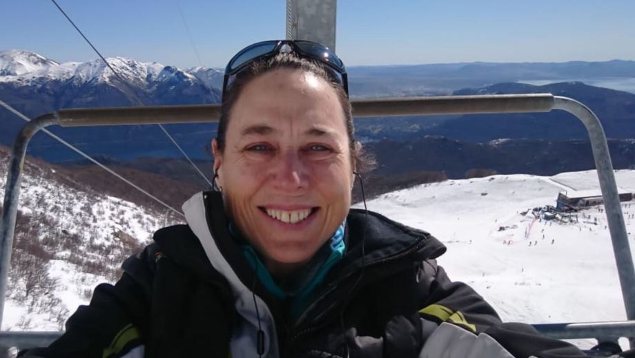 Valeria Waroquiers lleva 35 años vinculada a Cerro Catedral y hoy está al frente de la Escuela de Esquí y Snowboard La Base. Gentileza.