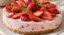 Imagen de Torta cremosa de frutillas sin horno: una receta fácil para disfrutar en pocos minutos