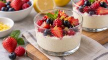 Imagen de Postre proteico de ricota, limón y frutos rojos: una receta fresca y fácil