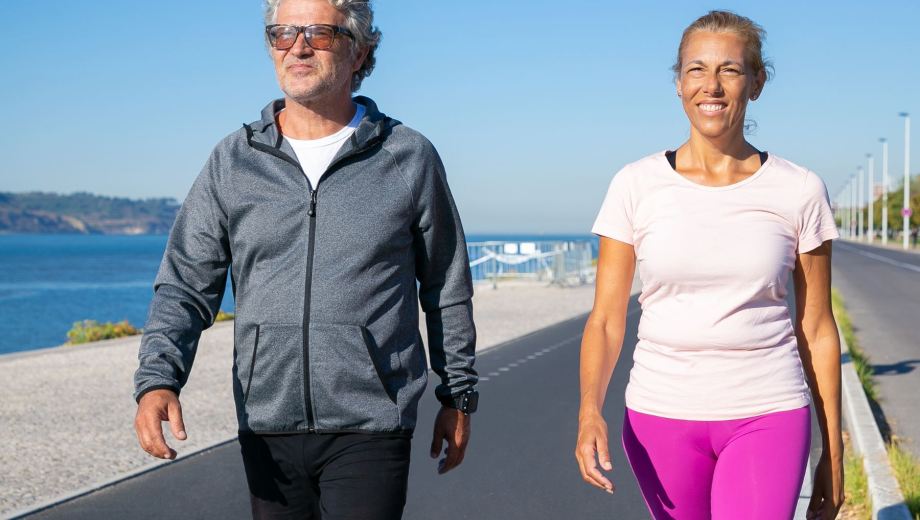 Se recomienda caminar, al menos, 30 minutos por día , cinco días a la semana. 