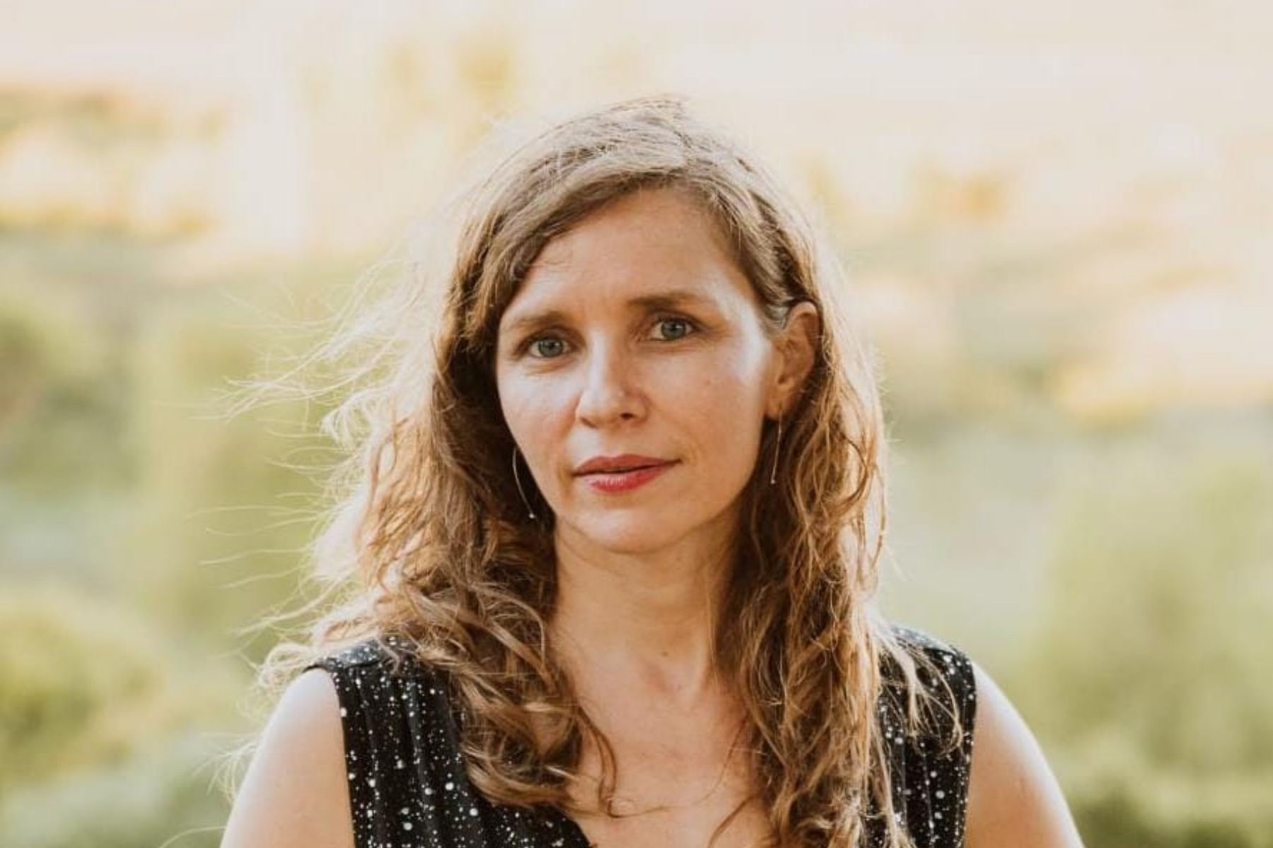 Estefani Vicens presenta 'Manzanas negras', su primer libro de cuentos