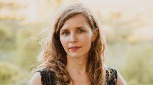 Estefani Vicens y «Manzanas negras»: escribir para acercarse a los demás