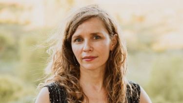 Estefani Vicens y «Manzanas negras»: escribir para acercarse a los demás