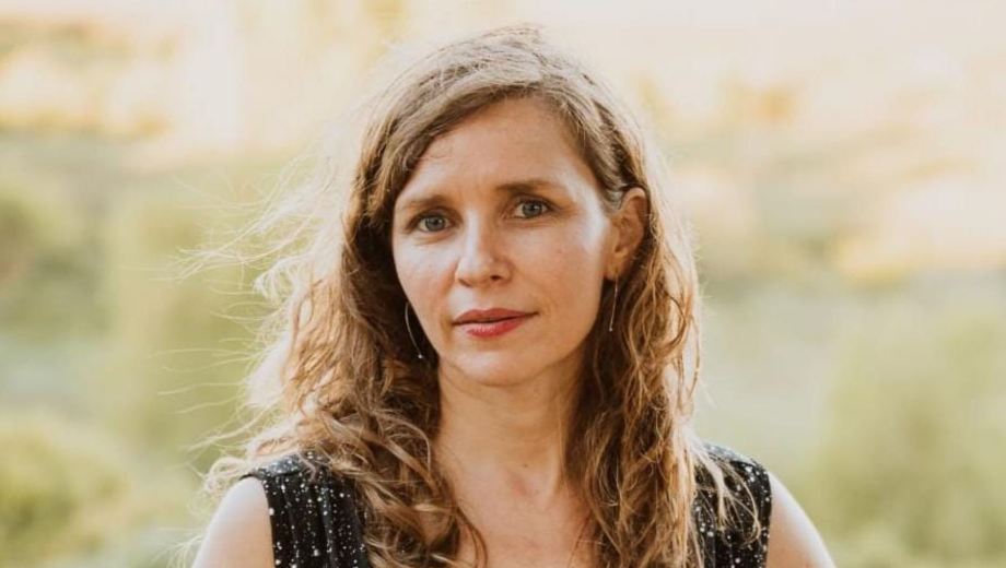 La escritora y psicóloga Estefani Vicens nació en General Roca y encontró en la narrativa una manera de abordar experiencias personales y sociales. Gentileza. 