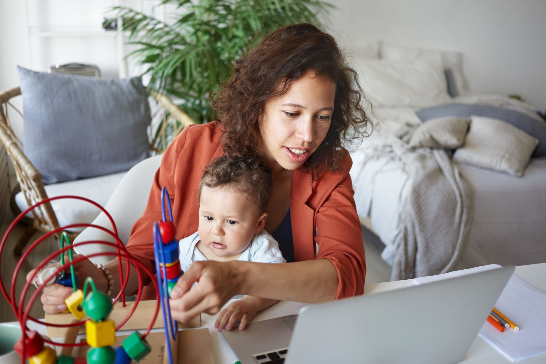 Maternidad: cambios en los proyectos de vida y la carga de los cuidados