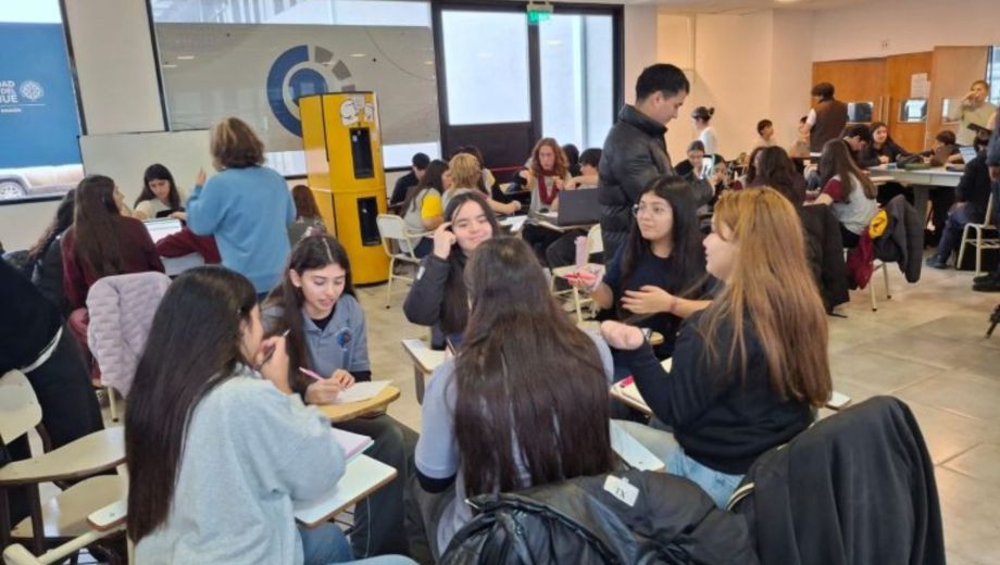Estudiantes de escuelas de la región participaron de desafíos de lógica y programación en la UNCo. Gentileza.