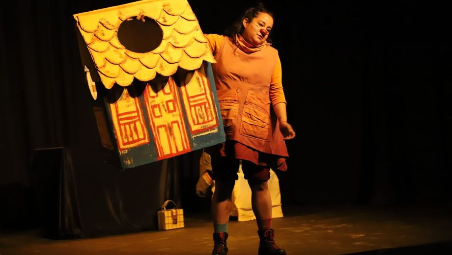 Siempre estoy volviendo: Ana Loto interpreta a Martita, una payasa que regresa a la casa de su infancia entre recuerdos, emociones y humor. Gentileza. 