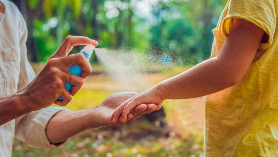 El uso de repelente ayuda a prevenir las picaduras de mosquitos.