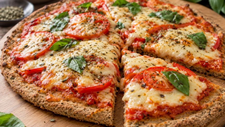 La pizza con harina de trigo sarraceno es una alternativa casera para preparar una versión diferente de este clásico, con tomate, queso y hierbas frescas. Foto: ilustrativa.
