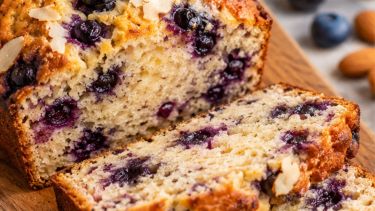 Pan de almendras con arándanos: una receta fácil, nutritiva y sin harinas tradicionales