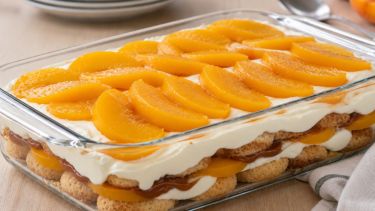 El postre con vainillas, duraznos y dulce de leche que podés preparar sin usar el horno