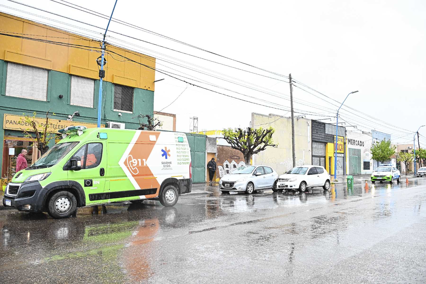 Accidente en General Roca: Ford Ka colisionó contra un auto estacionado