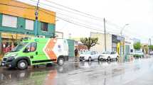 Imagen de Choque en Roca: un Ford Ka impactó contra un auto estacionado