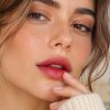 Imagen de Adiós al delineador de labios: qué son los labios mordidos, la tendencia de maquillaje que rejuvenece el look y es furor en Europa