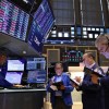 Imagen de Las acciones argentinas caen 1,4%, pero el riesgo país baja a 748 puntos