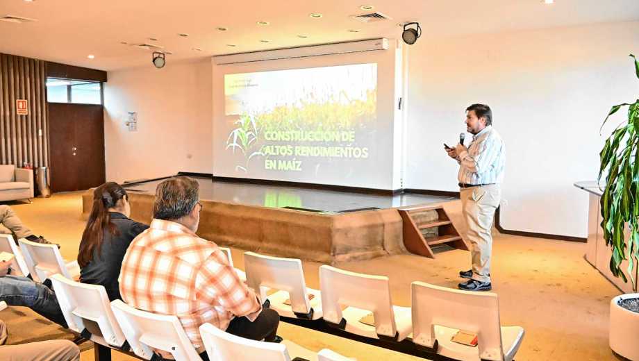Charla sobre producción de maíz de alto rendimiento, a cargo de José Álvarez, productor e Ingeniero en Producción Agropecuaria. Foto: Franco Urchipia.