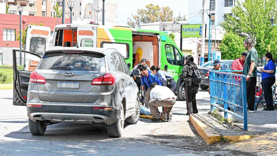 El personal de emergencias asistió a la ciclista y la trasladó al hospital Francisco López Lima.