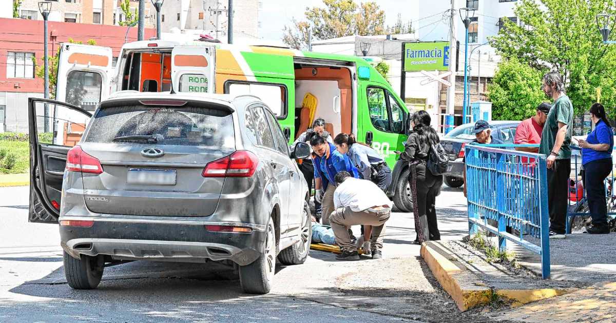 Accidente de ciclista en Roca: mujer internada tras choque con auto