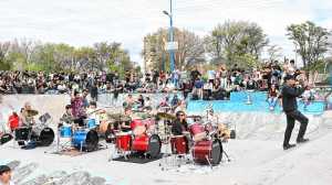 100 bateristas homenajearon al Indio Solari en Roca: el skatepark recibió a músicos de Río Negro, Neuquén y hasta Buenos Aires